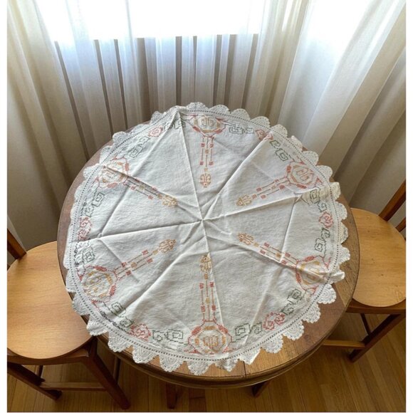 Round Embroidered Tablecloth Cross-Stitch Crocheted Scalloped Edges 38.5 Dia VTG - Picture 1 of 10